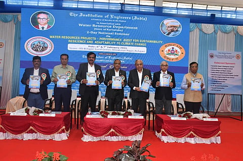 ಬೆಳಗಾವಿಯಲ್ಲಿ ಜರುಗಿದ ನೀರಾವರಿ ಯೋಜನೆಗಳ ಕುರಿತ ಕಾರ್ಯಾಗಾರದಲ್ಲಿ ಕಿರುಹೊತ್ತಿಗೆ ಬಿಡುಗಡೆಗೊಳಿಸಲಾಯಿತು.