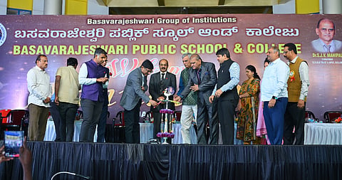 ಬಳ್ಳಾರಿಯ ಬಿಪಿಎಸ್‌ಸಿ ಶಾಲೆಯಲ್ಲಿ ಆಯೋಜಿಸಿದ್ದ 20ನೇ ವಾರ್ಷಿಕೋತ್ಸವದ ಕಾರ್ಯಕ್ರಮವನ್ನು ಉದ್ಘಾಟಿಸಿ ಬಿಪಿಎಸ್‌ಸಿ ಶಾಲೆಯ ಅಧ್ಯಕ್ಷ ಡಾ.ಎಸ್.ಜೆ.ವಿ.ಮಹಿಪಾಲ್ ಉದ್ಘಾಟಿಸಿದರು. ಕುಲಪತಿ ಪ್ರೊ.ಟಿ.ಎನ್.ನಾಗಭೂಷಣ, ಮಕ್ಕಳ ತಜ್ಞ ಡಾ.ಯೋಗಾನಂದರೆಡ್ಡಿ , ಟಿಇಎಚ್‌ಆರ್‌ಡಿ ಟ್ರಸ್ಟಿ ಡಾ.ಯಶವಂತ್ ಭೂಪಾಲ್ ಇದ್ದರು.