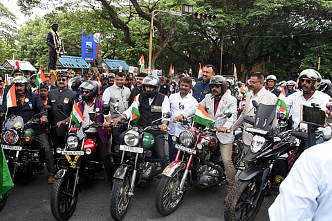 ಕಾರ್ಗಿಲ್ ವಿಜಯ್ ದಿವಸದ ಅಂಗವಾಗಿ ನಗರದಲ್ಲಿ ಭಾನುವಾರ ಆಯೋಜಿಸಿದ್ದ ಬೈಕ್ ರ‌್ಯಾಲಿಗೆ ವಿಧಾನ ಪರಿಷತ್ ಸದಸ್ಯ, ಮಾಜಿ ಸೈನಿಕ ಸಿ.ಎನ್. ಮಂಜೇಗೌಡ ಚಾಲನೆ ನೀಡಿದರು. ಎಂ.ಕೆ. ಸೋಮಶೇಖರ್, ಎಚ್.ವಿ. ರಾಜೀವ್ ಹಾಗೂ ಇತರರು ಇದ್ದರು.