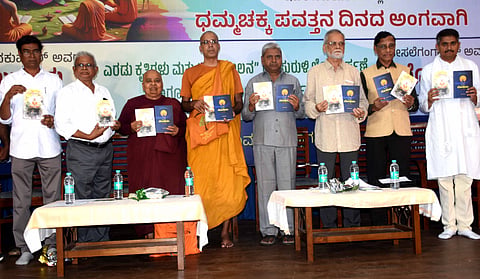 ಮೈಸೂರು ನಗರದ ಮಾನಸಗಂಗೋತ್ರಿ ಮಾನವಿಕ ಸಭಾಂಗಣದಲ್ಲಿ ಭಾನುವಾರ ಬುದ್ಧಗುರು-ಜೀವನ ಮತ್ತು ಬೋಧನೆ, ಬೋಧಿಸಂ-ನಾನು ಸತ್ತಾಗ ಬುದ್ಧ ಕೃತಿ ಹಾಗೂ ಧಮ್ಮ ಮಿಲನ ಧ್ವನಿ ಸುರುಳಿಯನ್ನು ಸಾಹಿತಿ ಡಾ. ಮೂಡ್ನಾಕೂಡು ಚಿನ್ನಸ್ವಾಮಿ ಲೋಕಾರ್ಪಣೆಗೊಳಿಸಿದರು. ಪೂಜ್ಯ ಗೌತಮಿ ಮಾತಾ ಭಂತೆ, ಪೂಜ್ಯ ಅನಿರುದ್ಧ ಭಂತೆ, ಪ್ರೊ.ಎಂ.ನೀಲಗಿರಿ ತಳವಾರ್, ಸೋಸಲೆ ಗಂಗಾಧರ್ ಹಾಗೂ ಇತರರು ಇದ್ದರು.