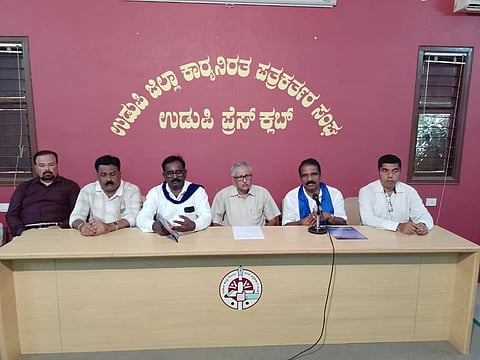 ಉಡುಪಿಯ ಪತ್ರಿಕಾ ಭವನದಲ್ಲಿ ಮಂಜುನಾಥ್​ ಗಿಳಿಯಾರು ಮಾತನಾಡಿದರು.  ಫ್ರೊ. ಕೆ.ಫಣಿರಾಜ್​, ಸುಂದರ್​ ಮಾಸ್ತರ್​, ಶ್ಯಾಮರಾಜ್​ ರ್ಬಿತಿ, ಮೆಲ್ವಿನ್​ ಅರನ್ಹಾ, ನಾಗೇಶಕುಮಾರ್​ ಉದ್ಯಾವರ, ಇರ್ಷಾದ್​ ನೇಜಾರು, ಇಕ್ಬಾಲ್​ ಹುಸೇನ್​ ಕಟಪಾಡಿ, ಚಾರ್ಲ್ಸ್​ ಯಾಂಬ್ಲರ್​, ಅಫ್ಜಾನ್​ ಇದ್ದರು.