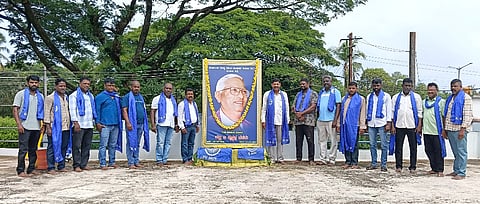 ಉಡುಪಿ ಮಲ್ಪೆಯಲ್ಲಿ ಪ್ರೊ. ಬಿ.ಕೃಷ್ಣಪ್ಪ ಅವರ ಜನ್ಮದಿನ ಆಚರಿಸಲಾಯಿತು. ಜಯನ್​ ಮಲ್ಪೆ, ಪರಮೇಶ್ವರ್​ ಉಪ್ಪೂರು, ಗಣೇಶ್​ ನೆರ್ಗಿ, ದಯಾಕರ್​ ಮಲ್ಪೆ, ಹರೀಶ್​ ಸಾಲ್ಯಾನ್​, ಶಿವಣ್ಣ ಪರ್ಕಳ, ಪ್ರಸಾದ್​ ನೆರ್ಗಿ, ಭಗವಾನ್​ ಮಲ್ಪೆ, ರವಿರಾಜ್​ ಲಕ್ಷಿ$್ಮನಗರ, ಕೃಷ್ಣ ಶಿರಿಯಾನ್​ ನೆರ್ಗಿ, ನಾರಾಯಣ ಪರ್ಕಳ, ಬಿ.ಎನ್​. ಪ್ರಶಾಂತ್​, ಸುಶೀಲಕುಮಾರ್​ ಕೊಡವೂರು ಇತರರಿದ್ದರು.