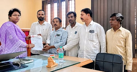 ದೇವದುರ್ಗದಲ್ಲಿ ತಹಸೀಲ್ದಾರ್ ನಾಗಮ್ಮ ಕಟ್ಟಿಮನಿಗೆ ರೈತ ಸಂಘ ಮನವಿ ಸಲ್ಲಿಸಿತು. ತಾಲೂಕು ಅಧ್ಯಕ್ಷ ಕೆ.ಗಿರಲಿಂಗ ಸ್ವಾಮಿ,  ಮುಖಂಡರಾದ ದುರ್ಗಣ್ಣ ಗಲಗ, ಸಿದ್ಲಿಂಗಪ್ಪ, ಶಫೀಕ್ ಪಾಷಾ, ಮಲ್ಲಪ್ಪ ಮುಂಡರಗಿ, ಕೃಷ್ಣಪ್ಪ ಇದ್ದರು.