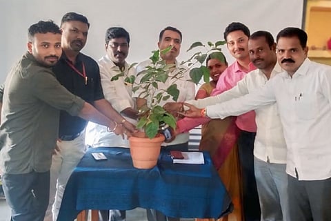 ಜಾಲಹಳ್ಳಿಯಲ್ಲಿ ಹಮ್ಮಿಕೊಂಡಿದ್ದ ಗಣಿತ ಗಣಕ ತರಬೇತಿ ಕಾರ್ಯಾಗಾರವನ್ನು ಪ್ರಾಥಮಿಕ ಶಾಲಾ ಶಿಕ್ಷಕರ ಸಂಘದ ನಿರ್ದೇಶಕ ಪ್ರಕಾಶ ಹೊನ್ನಟಗಿ ಉದ್ಘಾಟಿಸಿದರು. ಸಿಆರ್‌ಪಿಗಳಾದ ಅಶೋಕ್, ಸೋಮಶೇಖರ್, ಪ್ರಭುಲಿಂಗ, ಮಂಜುಳಾ, ಶಿಕ್ಷಕರಾದ ಸುವರ್ಣಾ, ಆಂಜನೇಯ ಇತರರಿದ್ದರು.