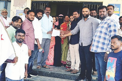 ಹುಬ್ಬಳ್ಳಿಯಲ್ಲಿನ ಮರ್ಯಾದೆಗೇಡು ಹತ್ಯೆ ಘಟನೆ ಖಂಡಿಸಿ ದೇವದುರ್ಗದಲ್ಲಿ ಗ್ರೇಡ್-2 ತಹಸೀಲ್ದಾರ್ ಗೋವಿಂದ ನಾಯಕಗೆ ವಿವಿಧ ಸಂಘಟನೆಗಳ ಮುಖಂಡರು ಮನವಿ ಸಲ್ಲಿಸಿದರು. ಹೋರಾಟಗಾರರಾದ ಸುನಂದಾ, ರಮಾ, ಶಾಂತಮ್ಮ, ಶಶಿಕಲಾ, ಜಹೀರಾ ಸುಲ್ತಾನ್, ಸಂತೋಷ್ ತ್ಯಾಪ್ಲಿ, ಪ್ರಜ್ವಲ್, ಮಹಾಲಿಂಗ ದೊಡ್ಡಮನಿ, ರಿಯಾಜ್ ಆರತಿ, ಬಾಬು, ಖಲಿಂ ಉದ್ದಾರ, ಅಮೀರ್ ಪಟೇಲ್, ನಬಿ ಇತರರಿದ್ದರು.