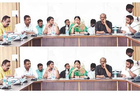 ದೇವದುರ್ಗದ ತಾಪಂ ಸಭಾಂಗಣದಲ್ಲಿ ಶಾಸಕಿ ಕರೆಮ್ಮ ಜಿ.ನಾಯಕ ಅಧ್ಯಕ್ಷತೆಯಲ್ಲಿ ಕುಡಿವ ನೀರಿನ ಟಾಸ್ಕ್ ಫೋರ್ಸ್ ಸಮಿತಿ ಸಭೆ ಜರುಗಿತು. ಜಿಲ್ಲಾ ಯೋಜನಾಧಿಕಾರಿ ಬಸವರಾಜ, ತಹಸೀಲ್ದಾರ್ ನಾಗಮ್ಮ ಕಟ್ಟಿಮನಿ, ತಾಪಂ ಇಒ ರಾಜೇಂದ್ರ ಕೆ., ಅರಕೇರಾ ತಾಪಂ ಇಒ ವಾಲ್ಮೀಕಿ ನಾಯಕ, ಎಡಿ ಮಹೇಶ್ವರಿ ಇತರರಿದ್ದರು.