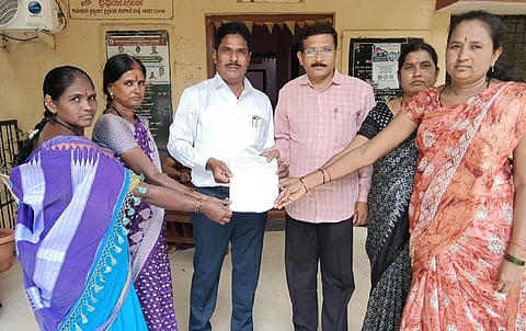 ದೇವದುರ್ಗದ ಅಕ್ಷರ ದಾಸೋಹ ಯೋಜನೆ ಕಚೇರಿ ಉದ್ಯೋಗಿ ಅಮರೇಶಗೆ ರಾಜ್ಯ ಅಕ್ಷರ ದಾಸೋಹ ನೌಕರರ ಸಂಘ ಮನವಿ ಸಲ್ಲಿಸಿತು. 