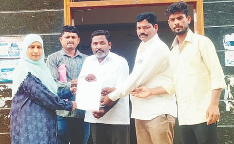 ದೇವದುರ್ಗದ ತಾಪಂ ಕಚೇರಿಯಲ್ಲಿ ಸಹಾಯಕ ನಿರ್ದೇಶಕಿ ಶರಪುನ್ನೀಸಾ ಬೇಗಂಗೆ ರಾಜ್ಯ ಗ್ರಾಪಂ ನೌಕರರ ಸಂಘ ಮನವಿ ಸಲ್ಲಿಸಿತು. 