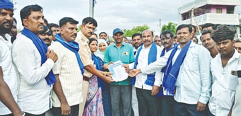 ಜಾಲಹಳ್ಳಿಯಲ್ಲಿ ನಾಡಕಚೇರಿ ತಹಸೀಲ್ದಾರ್ ಗೋವಿಂದ ನಾಯಕಗೆ ಕರ್ನಾಟಕ ದಲಿತ ಸಂಘರ್ಷ ಸಮಿತಿ ಮನವಿ ಸಲ್ಲಿಸಿತು. 