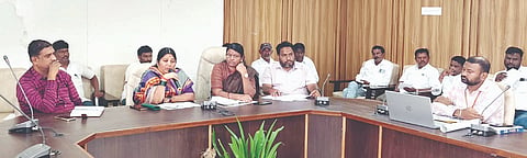 ದೇವದುರ್ಗದ ತಾಪಂ ಸಭಾಂಗಣದಲ್ಲಿ ಶಾಸಕಿ ಕರೆಮ್ಮ ಜಿ.ನಾಯಕ ಅಧ್ಯಕ್ಷತೆಯಲ್ಲಿ ಟಾಸ್ಕ್ ಫೋರ್ಸ್ ಸಮಿತಿ ಸಭೆ ನಡೆಯಿತು. ತಹಸೀಲ್ದಾರ್ ನಾಗಮ್ಮ ಕಟ್ಟಿಮನಿ, ಅರಕೇರಾ ತಹಸೀಲ್ದಾರ್ ಅಮರೇಶ ಬಿರಾದಾರ್, ತಾಪಂ ಸಹಾಯಕ ನಿರ್ದೇಶಕಿ ಶರ್ಫುನ್ನಿಸಾ ಬೇಗಂ, ಅರಕೇರಾ ತಾಪಂ ಇಒ ಡಾ.ಯಮನಪ್ಪ ವಾಲ್ಮೀಕಿ ಇದ್ದರು.