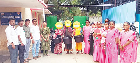 ದೇವದುರ್ಗದ ತಾಲೂಕು ಆಸ್ಪತ್ರೆಯಲ್ಲಿ ಆಯೊಜಿಸಿದ್ದ ಆನೆಕಾಲು ರೋಗಿಗಳಿಗೆ ಮಾರ್ಬಿಡಿಟಿ ಮ್ಯಾನೇಜ್‌ಮೆಂಟ್ ಕಿಟ್ ವಿತರಿಸಲಾಯಿತು. ವೈದ್ಯಾಧಿಕಾರಿ ಡಾ.ತ್ಯಾಗರಾಜ, ಕ್ಷೇತ್ರ ಆರೋಗ್ಯ ಶಿಕ್ಷಣಾಧಿಕಾರಿ ಗೀತಮ್ಮ, ಸಿಬ್ಬಂದಿ ಓಂಕಾರ್, ಸುದೀಪ್ ಕುಮಾರ್, ಮನೋಜ್, ರಾಜು, ಆಶಾ ಕಾರ್ಯಕರ್ತೆಯರಾದ ತಾಯಮ್ಮ, ನಾಗಮ್ಮ, ಶಿವಗಂಗಾ, ದೀಪಾ ಇದ್ದರು.