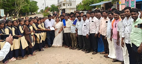 ಗಬ್ಬೂರಿನಲ್ಲಿ ಡಿಪೋ ಮ್ಯಾನೇಜರ್ ರಾಜಶೇಖರ್‌ಗೆ ವಿವಿಧ ಸಂಘಟನೆಗಳ ನೇತೃತ್ವದಲ್ಲಿವಿದ್ಯಾರ್ಥಿಗಳು ಮನವಿ ಸಲ್ಲಿಸಿದರು. ಮುಖಂಡರಾದ ಶಾಂತಕುಮಾರ ಹೊನ್ನಟಗಿ, ರೂಪಾ, ಶ್ರೀದೇವಿ ನಾಯಕ, ಹನುಮಂತ ಮನ್ನಾಪುರ, ರಾಜಪ್ಪ ಸಿರವಾರಕರ್ ಇತರರಿದ್ದರು.
