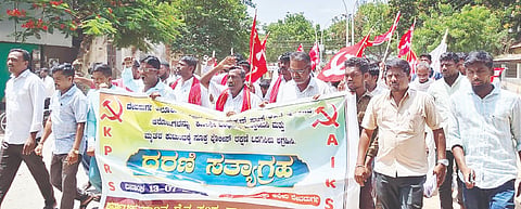 ದೇವದುರ್ಗದಲ್ಲಿ ತಾಲೂಕು ಕಚೇರಿ ಮುಂದೆ ಪ್ರಾಂತ ರೈತ ಸಂಘ ಪ್ರತಿಭಟನೆ ನಡೆಸಿತು. ಜಿಲ್ಲಾ ಕಾರ್ಯದರ್ಶಿ ನರಸಣ್ಣ ನಾಯಕ, ತಾಲೂಕು ಅಧ್ಯಕ್ಷ ಹನುಮಂತ ಗುರಿಕಾರ, ಕಾರ್ಯದರ್ಶಿ ಮೌನೇಶ, ಶಬ್ಬೀರ್ ಜಾಲಹಳ್ಳಿ, ದಾವಲ್ ಸಾಬ್ ಇತರರಿದ್ದರು.