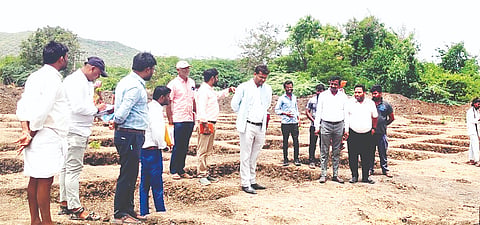 ಬಾಗೂರು ಕೆರೆಗೆ ಜಿಪಂ ಸಿಇಒ ಈಶ್ವರ ಕುಮಾರ ಕಾಂದೂ ಭೇಟಿ ನೀಡಿ ವಿಬಿ ಜಿ ರಾಮ್ ಜಿ ಕಾಮಗಾರಿ ಪರಿಶೀಲಿಸಿದರು. ತಾಪಂ ಇಒ ಕೆ.ರಾಜೇಂದ್ರ ಕುಮಾರ, ಅರಕೇರಾ ತಾಪಂ ಇಒ ಡಾ.ಯಮನಪ್ಪ ವಾಲ್ಮೀಕಿ, ಎಡಿ ಅಣ್ಣಾರಾವ್ ಇದ್ದರು.