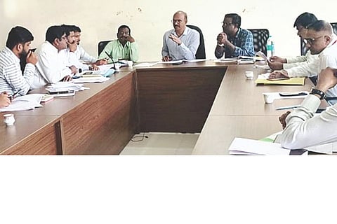 ದೇವದುರ್ಗದ ತಾಪಂ ಸಭಾಂಗಣದಲ್ಲಿ ಹಮ್ಮಿಕೊಂಡಿದ್ದ ರಾಜ್ಯ ಹಣಕಾಸು ಆಯೋಗದ ಅನುದಾನ ಬಳಕೆ ಕುರಿತು ಪ್ರಗತಿ ಪರಿಶೀಲನೆ ಸಭೆಯಲ್ಲಿ ಜಿಪಂ ಯೋಜನಾ ನಿರ್ದೇಶಕ ಶರಣಬಸವ ಕೆಸರಟ್ಟಿ ಮಾತನಾಡಿದರು. ತಾಪಂ ಇಒ ಬಸವರಾಜ ಹಟ್ಟಿ, ಅರಕೇರಾ ತಾಪಂ ಇಒ ಅಣ್ಣರಾವ್, ಸಹಾಯಕ ನಿರ್ದೇಶಕಿ ಮಹೇಶ್ವರಿ, ಅಧಿಕಾರಿಗಳಾದ ಡಾ.ಬದನೇಶ್ವರ, ಶ್ರೀನಿವಾಸ್ ಇದ್ದರು.