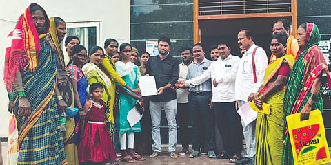 ದೇವದುರ್ಗದ ತಾಪಂ ಕಚೇರಿಯಲ್ಲಿ ಎಸ್‌ಡಿಎ ತಾಯಪ್ಪಗೆ ಘನತ್ಯಾಜ್ಯ ವಿಲೇವಾರಿ ಘಟಕ ನೌಕರರ ಸಂಘ ಮನವಿ ಸಲ್ಲಿಸಿತು. 