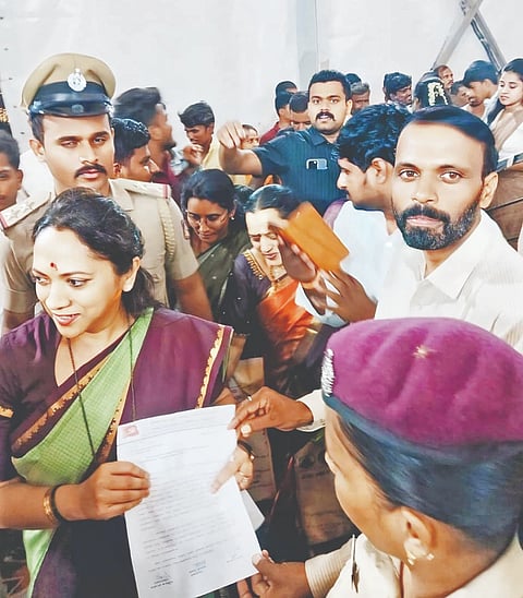 ದೇವದುರ್ಗದಲ್ಲಿ ಮಹಿಳಾ ಆಯೋಗದ ಅಧ್ಯಕ್ಷೆ ಡಾ.ನಾಗಲಕ್ಷ್ಮೀ ಚೌಧರಿಗೆ ರೈತ ಸಂಘ ಮನವಿ ಸಲ್ಲಿಸಿತು.ಮನವಿ ಸಲ್ಲಿಸಿತು.  ತಾಲೂಕು ಅಧ್ಯಕ್ಷ ಕೆ.ಗಿರಿಲಿಂಗ ಸ್ವಾಮಿ, ಪ್ರಧಾನ ಕಾರ್ಯದರ್ಶಿ ದುರ್ಗಣ್ಣ ಇರಬಗೆರಾ, ರಮೇಶ ಇದ್ದರು.