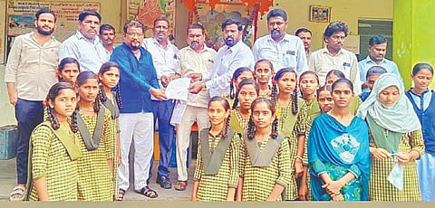 ದೇವದುರ್ಗ ತಾಲೂಕು ಗುಂಟ್ರಾಳಗೆ ಬಸ್ ಸೌಲಭ್ಯ ಕಲ್ಪಿಸಲು ಒತ್ತಾಯಿಸಿ ಡಿಪೋ ಮ್ಯಾನೇಜರ್ ರಾಜಶೇಖರಗೆ ಗ್ರಾಮಸ್ಥರು ಮನವಿ ಸಲ್ಲಿಸಿದರು.