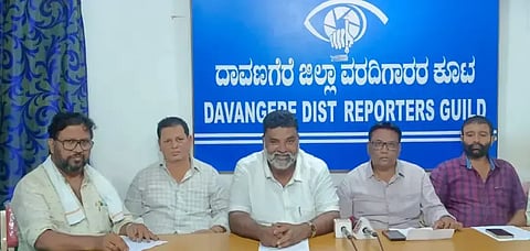 ದಾವಣಗೆರೆಯಲ್ಲಿ ಸೋಮವಾರ ಸುದ್ದಿಗೋಷ್ಠಿ ನಡೆಸಿದ ದಕ್ಷಿಣ ಬ್ಲಾಕ್ ಕಾಂಗ್ರೆಸ್ ಅಧ್ಯಕ್ಷ ಅಯೂಬ್ ಪೈಲ್ವಾನ್, ಶಫಿಕ್ ಪಂಡಿತ್, ಕಬೀರ್‌ಖಾನ್, ಜಾಕಿರ್ ಅಲಿ, ಮಹ್ಮದ್ ಫಾರೂಕ್ ಇತರರಿದ್ದರು. 