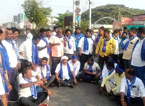  ಒಳಮೀಸಲಾತಿ ಜಾರಿಗೆ ಆಗ್ರಹಿಸಿ ಮಾದಿಗ ಸಂಘಟನೆಗಳ ಒಕ್ಕೂಟದಡಿ ಮುಖಂಡರು ದಾವಣಗೆರೆಯಲ್ಲಿ ಶುಕ್ರವಾರ ರಸ್ತೆ ತಡೆ ನಡೆಸಿದರು. ಆಲೂರು ನಿಂಗರಾಜ್, ಎಚ್.ಸಿ. ಗುಡ್ಡಪ್ಪ, ಎಂ. ಹಾಲೇಶ್, ಮಂಜುನಾಥ್ ಕುಂದುವಾಡ, ಎಚ್. ಮಲ್ಲೇಶ್ ಇತರರಿದ್ದರು. 