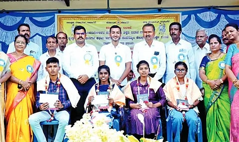 ಬಸಾಪುರ ಸರ್ಕಾರಿ ಶಾಲೆಯಲ್ಲಿ ಸೋಮವಾರ ಹಮ್ಮಿಕೊಂಡಿದ್ದ ಶಾಲಾ ಪ್ರಾರಂಭೋತ್ಸವ ಕಾರ್ಯಕ್ರಮವನ್ನು ಶಾಸಕ ಸಮರ್ಥ್ ಶಾಮನೂರು ಉದ್ಪಾಟಿಸಿದರು. ಜಿಪಂ ಸಿಇಒ ಗಿತ್ತೆ ಮಾಧವ ವಿಠ್ಠಲರಾವ್, ಡಿಡಿಪಿಐ ಕೃಷ್ಣ ಪ್ರಸಾದ್, ಗೀತಾ, ವಿಶಾಲಾಕ್ಷಿ, ಬಾ.ಮ.ಬಸವರಾಜಯ್ಯ ಇದ್ದರು. 