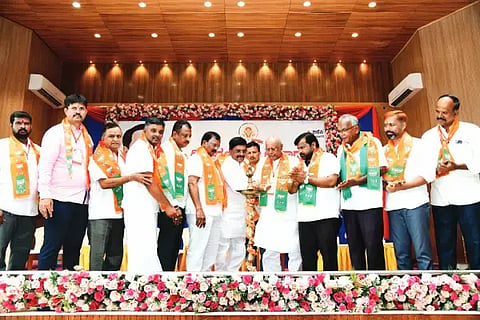 ದಾವಣಗೆರೆಯಲ್ಲಿ ಬಿಜೆಪಿ ದಕ್ಷಿಣ ಮಂಡಳ ವತಿಯಿಂದ ಶನಿವಾರ ಹಮ್ಮಿಕೊಂಡಿದ್ದ ಪಂಡಿತ್ ದೀನದಯಾಳ್ ಉಪಾಧ್ಯಾಯ ಪ್ರಶಿಕ್ಷಣ ವರ್ಗವನ್ನು ಮಾಜಿ ಸಂಸದ ಜಿ.ಎಂ.ಸಿದ್ದೇಶ್ವರ ಉದ್ಘಾಟಿಸಿದರು. ಮಾಜಿ ಶಾಸಕ ಶಿವರಾಜ ಸಜ್ಜನ್, ಯಶವಂತರಾವ್ ಜಾಧವ್, ಶ್ರೀನಿವಾಸ ದಾಸಕರಿಯಪ್ಪ, ಬಿ.ಜಿ. ಅಜಯಕುಮಾರ್, ರಾಜನಹಳ್ಳಿ ಶಿವಕುಮಾರ್, ಎಸ್.ಟಿ. ವೀರೇಶ್ ಇತರರಿದ್ದರು. 