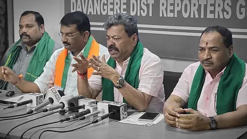 ದಾವಣಗೆರೆಯಲ್ಲಿ ಸುದ್ದಿಗೋಷ್ಠಿ ನಡೆಸಿದ ಮಾಜಿ ಸಚಿವ ಎಂ.ಪಿ. ರೇಣುಕಾಚಾರ್ಯ ಜತೆ ಜಿಲ್ಲಾಧ್ಯಕ್ಷ ರಾಜಶೇಖರ ಎನ್. ನಾಗಪ್ಪ, ಬಸವರಾಜನಾಯ್ಕ, ಧನಂಜಯ ಕಡ್ಲೇಬಾಳು ಇದ್ದರು. 
