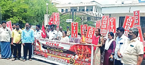 ಎಲ್ಲ ಕಾರ್ಮಿಕರಿಗೂ ಮಾಸಿಕ ಸರಾಸರಿ 36 ಸಾವಿರ ರೂ. ಕನಿಷ್ಠ ವೇತನ ನಿಗದಿಗೊಳಿಸುವುದು ಸೇರಿ ವಿವಿಧ ಬೇಡಿಕೆಗಳ ಈಡೇರಿಕೆಗೆ ಆಗ್ರಹಿಸಿ ಸಿಐಟಿಯು ನೇತೃತ್ವದಲ್ಲಿ ಶನಿವಾರ, ದಾವಣಗೆರೆ ಜಿಲ್ಲಾಧಿಕಾರಿ ಕಚೇರಿ ಬಳಿ ಪ್ರತಿಭಟನೆ ನಡೆಸಲಾಯಿತು. ಕೆೆ. ಎಚ್.ಆನಂದರಾಜು, ಮುದಿಮಲ್ಲನ ಗೌಡ, ಅಫ್ರೋಜ್ ಅಹಮದ್, ಬಸವರಾಜ್, ಬಿ.ಎನ್. ಹಾಲೇಶನಾಯ್ಕ ಇತರರಿದ್ದರು. 