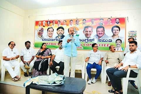 ದಾವಣಗೆರೆ ಜಿಲ್ಲಾ ಕಾಂಗ್ರೆಸ್ ಕಚೇರಿಯಲ್ಲಿ ಶುಕ್ರವಾರ ಕಾರ್ಯಕರ್ತರೊಂದಿಗೆ ಹಮ್ಮಿಕೊಂಡಿದ್ದ ಸಭೆಯಲ್ಲಿ  ನಗರಾಭಿವೃದ್ಧಿ ಸಚಿವ ಯತೀಂದ್ರ ಸಿದ್ದರಾಮಯ್ಯ ಮಾತನಾಡಿದರು. ಮಾಜಿ ಶಾಸಕ ಎಸ್. ರಾಮಪ್ಪ, ದಿನೇಶ್ ಕೆ. ಶೆಟ್ಟಿ, ಅನಿತಾಬಾಯಿ ಮಾಲತೇಶ್, ನಿಖಿಲ್ ಕೊಂಡಜ್ಜಿ, ಅಯೂಬ್ ಪೈಲ್ವಾನ್. ಕೆ.ಜಿ. ಶಿವಕುಮಾರ್, ಎಸ್. ಮಲ್ಲಿಕಾರ್ಜುನ್ ಇದ್ದರು.