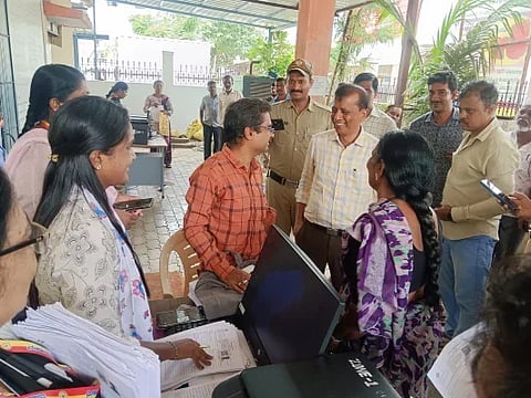 ದಾವಣಗೆರೆಯಲ್ಲಿ ಎಸ್‌ಐಆರ್ ಸಂಬಂಧ ಆರಂಭಿಸಲಾದ ಮತದಾರರ ಸಹಾಯ ಕೇಂದ್ರಕ್ಕೆ ಜಿಲ್ಲಾಧಿಕಾರಿ ಜಿ.ಎಂ. ಗಂಗಾಧರಸ್ವಾಮಿ ಭೇಟಿ ನೀಡಿ ನಿರ್ವಹಣೆ ಬಗ್ಗೆ ಮಾಹಿತಿ ಪಡೆದರು. ಪಾಲಿಕೆ ಸಿಬ್ಬಂದಿ, ಸಾರ್ವಜನಿಕರಿದ್ದರು. 