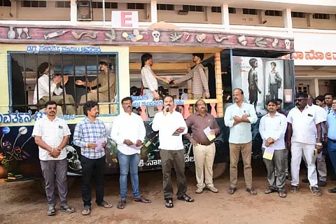 ದಾವಣಗೆರೆಯ ಸಿದ್ಧಗಂಗಾ ಶಾಲಾವರಣದಲ್ಲಿ ಡ್ರಗ್ಸ್‌ಮುಕ್ತ ಕರ್ನಾಟಕ ಅಭಿಯಾನದ ರಥ ತಲುಪಿದ ಸಂದರ್ಭದಲ್ಲಿ ಡಿ.ಎಸ್. ಜಯಂತ್ ಮಾತನಾಡಿದರು. ಡಿ.ಎಸ್. ಹೇಮಂತ್, ಸತೀಶ್ ಪೂಜಾರಿ, ಎಸ್.ಟಿ. ವೀರೇಶ್, ಗಿರೀಶ್ ದೇವರಮನಿ, ಎಂ.ಜಿ.ಶ್ರೀಕಾಂತ್, ನಾಗರಾಜ ಸುರ್ವೆ ಇತರರಿದ್ದರು. 