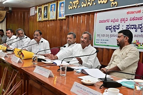 ದಾವಣಗೆರೆಯಲ್ಲಿ ಮಂಗಳವಾರ ಹಮ್ಮಿಕೊಂಡಿದ್ದ, ಜಿಲ್ಲೆಯ ಪ್ರಕೃತಿ ವಿಕೋಪ ನಿರ್ವಹಣೆಯ ಪ್ರಗತಿ ಪರಿಶೀಲನಾ ಸಭೆಯಲ್ಲಿ ಸಚಿವ ಕೆ.ಜೆ. ಜಾರ್ಜ್, ಶಾಸಕರಾದ ಎಸ್.ಎಸ್. ಮಲ್ಲಿಕಾರ್ಜುನ್, ಡಿ.ಜಿ.ಶಾಂತನಗೌಡ, ಶಿವಗಂಗಾ ಬಸವರಾಜು, ಬಸವಂತಪ್ಪ, ಸಮರ್ಥ್ ಶಾಮನೂರು ಇತರರಿದ್ದರು. 
