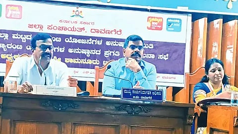 ದಾವಣಗೆರೆ ಜಿಪಂ ಸಭಾಂಗಣದಲ್ಲಿ ಮಂಗಳವಾರ ಹಮ್ಮಿಕೊಂಡಿದ್ದ ಜಿಲ್ಲಾ ಮಟ್ಟದ ಪಂಚ ಗ್ಯಾರಂಟಿ ಅನುಷ್ಠಾನ ಸಮಿತಿ ಪ್ರಗತಿ ಪರಿಶೀಲನಾ ಸಭೆಯಲ್ಲಿ ಸಮಿತಿ ಜಿಲ್ಲಾಧ್ಯಕ್ಷ ಶಾಮನುರು ಬಸವರಾಜ್, ಉಪಾಧ್ಯಕ್ಷೆ ರಾಜೇಶ್ವರಿ, ಜಿಪಂ ಸಿಇಒ ಗಿತ್ತೆ ಮಾಧವ ವಿಠ್ಠಲರಾವ್ ಇದ್ದರು. 