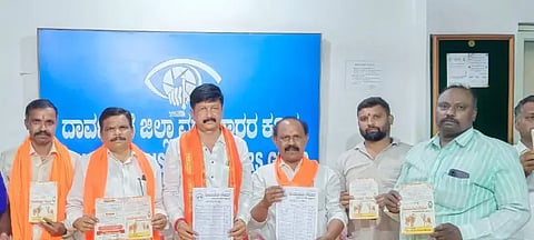  ದಾವಣಗೆರೆಯಲ್ಲಿ ಭಾನುವಾರ ಸುದ್ದಿಗೋಷ್ಠಿಯಲ್ಲಿ ಹಿಂದೂ ರಾಷ್ಟ್ರ ಸಮನ್ವಯ ಸಮಿತಿ ಮುಖಂಡ ರಾಜು ವೀರಣ್ಣ ಮಾತನಾಡಿದರು. ಅವರೊಂದಿಗೆ ಆಲೂರು ನಿಂಗರಾಜ್, ಮಲ್ಲೇಶ್, ಪರಶುರಾಮ ನಡುಮನಿ ಇತರರಿದ್ದರು. 