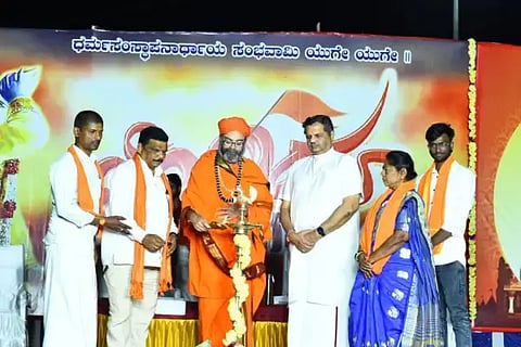 ದಾವಣಗೆರೆಯಲ್ಲಿ ಗುರುವಾರ ಹಮ್ಮಿಕೊಂಡಿದ್ದ ಹಿಂದೂ ಸಂಗಮ ಕಾರ್ಯಕ್ರಮವನ್ನು ಯರಗುಂಟೆ ಕ್ಷೇತ್ರದ ಪರಮೇಶ್ವರ ಸ್ವಾಮೀಜಿ ಉದ್ಘಾಟಿಸಿದರು. ರಾಷ್ಟ್ರೀಯ ಸ್ವಯಂಸೇವಕ ಸಂಘದ ಸಹ ಸರಕಾರ್ಯವಾಹ ಸಿ.ಆರ್.ಮುಕುಂದ, ಆಲೂರು ನಿಂಗರಾಜ್, ವೆಂಕಟೇಶ್, ಕಲ್ಯಾಣಮ್ಮ ಇತರರಿದ್ದರು. 