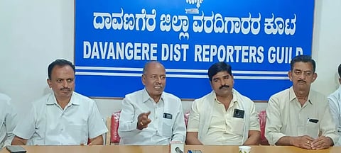  ದಾವಣಗೆರೆಯಲ್ಲಿ ಸೋಮವಾರ ಸುದ್ದಿಗೋಷ್ಠಿಯಲ್ಲಿ ಭಾರತೀಯ ರೈತ ಒಕ್ಕೂಟದ ಜಿಲ್ಲಾಧ್ಯಕ್ಷ ಎಚ್.ಆರ್. ಲಿಂಗರಾಜ್ ಶಾಮನೂರು, ಎ.ಎಂ.ಮಂಜುನಾಥ್, ಎ.ಬಿ. ಕರಿಬಸಪ್ಪ ಶಿರಮಗೊಂಡನಹಳ್ಳಿ, ಅಂತರವಳ್ಳಿ ಹಾಲೇಶಪ್ಪ, ಮೂರ್ತೆಪ್ಪ ಇದ್ದರು. 