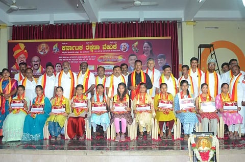 ಕರ್ನಾಟಕ ರಕ್ಷಣಾ ವೇದಿಕೆ ಜಿಲ್ಲಾ ಘಟಕದಿಂದ ಭಾನುವಾರ ದಾವಣಗೆರೆಯಲ್ಲಿ ಏರ್ಪಡಿಸಿದ್ದ ಪ್ರತಿಭಾ ಪುರಸ್ಕಾರ ಕಾರ್ಯಕ್ರಮದಲ್ಲಿ  ದೂಡಾ ಅಧ್ಯಕ್ಷ ದಿನೇಶ್ ಕೆ. ಶೆಟ್ಟಿ, ಜಿಲ್ಲಾಧ್ಯಕ್ಷ ಎಂ.ಎಸ್. ರಾಮೇಗೌಡ, ವಾಸುದೇವ ರಾಯ್ಕರ್,  ವೀರಕಪುತ್ರ ಶ್ರೀನಿವಾಸ್ , ಡಿಡಿಪಿಐ ಜಿ.ಕೊಟ್ರೇಶ್, ಎಸ್.ಎಸ್.ಮಂಜುನಾಥ್ ಇತರರಿದ್ದರು. 