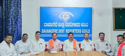 ದಾವಣಗೆರೆಯಲ್ಲಿ ಭಾನುವಾರ ಸುದ್ದಿಗೋಷ್ಠಿಯಲ್ಲಿ ಕರ್ನಾಟಕ ಕಟ್ಟಡ ಹಾಗೂ ಅಸಂಘಟಿತ ಕಾರ್ಮಿಕರ ಸರ್ವ ಸಂಘಗಳ ಒಕ್ಕೂಟದ ಸಂಸ್ಥಾಪಕ ಅಧ್ಯಕ್ಷ ಶಿವಕುಮಾರ ಗೌಡ, ಎನ್.ರಮೇಶ್, ಎಚ್.ಎಸ್. ಗಣೇಶ್‌ರಾವ್, ಕೆ. ಶಿವಕುಮಾರ್ ಇತರರಿದ್ದರು. 