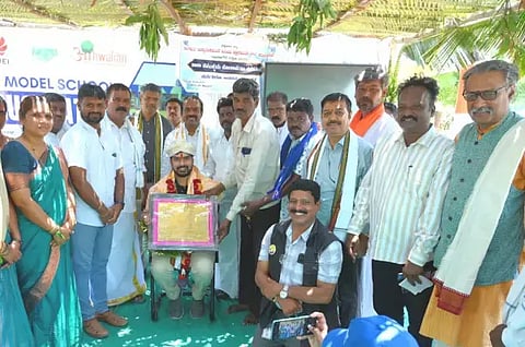 ದಾವಣಗೆರೆ ತಾಲೂಕಿನ ಕೋಲ್ಕುಂಟೆ ಗ್ರಾಮದಲ್ಲಿ ಭಾನುವಾರ ಸರ್ಕಾರಿ ಶಾಲಾ ಕೊಠಡಿಗಳ ನಿರ್ಮಾಣಕ್ಕೆ 1ಕೋಟಿ ರೂ. ಕೊಡುಗೆ ನೀಡಿದ ಬ್ರಜ್ ಕಿಶೋರ್ ಪ್ರಧಾನ್ ಅವರನ್ನು ಸನ್ಮಾನಿಸಲಾಯಿತು. ಎನ್.ರವಿಕುಮಾರ್, ಸತೀಶ್ ಹಂಪಾಳಿ, ಸುಚೇಂದ್ರ ಪ್ರಸಾದ್ ಇದ್ದರು.