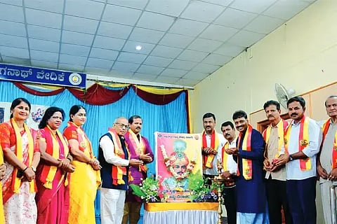 ದಾವಣಗೆರೆಯಲ್ಲಿ ಆಯೋಜಿಸಿದ್ದ ಕನ್ನಡ ಸಾಹಿತ್ಯ ಪರಿಷತ್ತಿನ ಸಂಸ್ಥಾಪಕ ರಾಜರ್ಷಿ ನಾಲ್ವಡಿ ಕೃಷ್ಣರಾಜ ಒಡೆಯರ್ ಅವರ 142ನೇ ಜಯಂತಿ ಕಾರ್ಯಕ್ರಮದಲ್ಲಿ ಜಿಲ್ಲಾಧ್ಯಕ್ಷ ಬಿ.ವಾಮದೇವಪ್ಪ ತೊಗಲೇರಿ, ಸುಮತಿ ಜಯಪ್ಪ,  ವಾಸುದೇವ ರಾಯ್ಕರ್,  ವೈ.ಕುಮಾರ್, ಹೇಮಾ ಗಣೇಶ್ ಶೇಟ್ ಇತರರಿದ್ದರು. 