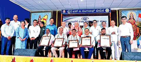 ದಾವಣಗೆರೆಯಲ್ಲಿ ಶುಕ್ರವಾರ ಹಮ್ಮಿಕೊಂಡಿದ್ದ, ಮಾಧ್ಯಮ ದಿನಾಚರಣೆ ಕಾರ್ಯಕ್ರಮದಲ್ಲಿ ಹಿರಿಯ ಪತ್ರಕರ್ತರಾದ  ಸಿದ್ದಯ್ಯ ಹಿರೇಮಠ, ಪ್ರಸನ್ನ ಜವಳಿ, ಹರ್ಷ ಪುರೋಹಿತ, ಎ.ಸಿ.ನಾಗರಾಜ್, ಬಿ.ಜಿ.ಮಹದೇವ್ ಅವರಿಗೆ ಮಾಧ್ಯಮ ಪ್ರಶಸ್ತಿ ನೀಡಿ ಗೌರವಿಸಲಾಯಿತು. ಶ್ರೀಶೈಲ ಜಗದ್ಗುರು ಡಾ.ಚನ್ನಸಿದ್ದರಾಮ ಪಂಡಿತಾರಾಧ್ಯ ಶಿವಾಚಾರ್ಯ ಸ್ವಾಮೀಜಿ, ಬಿ.ಎನ್. ಮಲ್ಲೇಶ್, ನಾಗರಾಜ ಬಡದಾಳ್, ಮಂಜುನಾಥ ಏಕಬೋಟೆ ಇತರರಿದ್ದರು. 