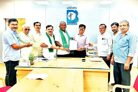  ಪ್ರಧಾನಮಂತ್ರಿ ಕುಸುಮ್ ಬಿ ಯೋಜನೆಯಡಿ ನಡೆದಿದೆ ಎನ್ನಲಾದ ಅಕ್ರಮ ಸಂಬಂಧ ಸಿಬಿಐ ತನಿಖೆ ನಡೆಸಲು ಆಗ್ರಹಿಸಿ ದಾವಣಗೆರೆಯಲ್ಲಿ ಶುಕ್ರವಾರ, ಜಿಲ್ಲಾ ರೈತರ ಒಕ್ಕೂಟದ ಶುಕ್ರವಾರ ಬೆಸ್ಕಾಂ ಅಧೀಕ್ಷಕ ಇಂಜಿನಿಯರ್ ಎಸ್.ಕೆ. ಪಟೇಲ್ ಅವರಿಗೆ ಮನವಿಪತ್ರ ಸಲ್ಲಿಸಿತು. ಅಧ್ಯಕ್ಷ ಕೊಳೇನಹಳ್ಳಿ ಬಿ ಎಂ ಸತೀಶ್, ಮುಖಂಡರಾದ ಲೋಕಿಕೆರೆ ನಾಗರಾಜ್, ಅಣಬೇರು ಜೀವನಮೂರ್ತಿ, ಗೋಣಿವಾಡ ಎಂ.ಡಿ.ಮಂಜುನಾಥ್ ಇತರರಿದ್ದರು. 