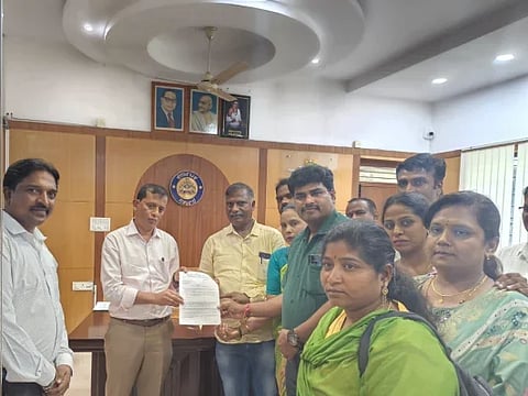 ಕರ್ನಾಟಕ ಮಕ್ಕಳ ಹಕ್ಕುಗಳ ರಕ್ಷಣಾ ಆಯೋಗದ ಅಧ್ಯಕ್ಷರು ಮತ್ತು ಸದಸ್ಯರ ನೇಮಕಾತಿ ಅಧಿಸೂಚನೆ ಹಿಂಪಡೆಯಬೇಕು ಎಂದು ಆಗ್ರಹಿಸಿ ವಿವಿಧ ಸಂಘಟನೆಗಳ ಪದಾಧಿಕಾರಿಗಳು ಗುರುವಾರ ಜಿಲ್ಲಾಧಿಕಾರಿ ಜಿ.ಎಂ.ಗಂಗಾಧರಸ್ವಾಮಿ ಅವರಿಗೆ ಮನವಿ ಸಲ್ಲಿಸಿದರು. ಎ. ರವಿಕುಮಾರ್, ಎಂ. ಮಂಜುನಾಥ್, ಆರ್.ರೇಖಾ, ಕೆ.ಎಂ. ಅಶೋಕ್,  ಆರ್. ಸಲ್ಮಾಬಾನು ಇತರರಿದ್ದರು.