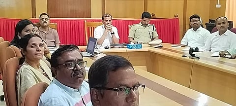 ದಾವಣಗೆರೆಯಲ್ಲಿ ಶುಕ್ರವಾರ ಆಯೋಜಿಸಿದ್ದ ನೀಟ್ ಪರೀಕ್ಷೆಯ ಪೂರ್ವಸಿದ್ಧ್ದತಾ ಸಭೆಯಲ್ಲಿ ಜಿಲ್ಲಾಧಿಕಾರಿ ಜಿ.ಎಂ. ಗಂಗಾಧರಸ್ವಾಮಿ, ಎಡಿಸಿ ಶೀಲವಂತ ಶಿವಕುಮಾರ್, ಎಎಸ್ಪಿ ಪರಮೇಶ್ವರ ಹೆಗಡೆ, ಉಪವಿಭಾಗಾಧಿಕಾರಿ ಸಂತೋಷ್‌ಕುಮಾರ್ ಇತರ ಅಧಿಕಾರಿಗಳಿದ್ದರು.