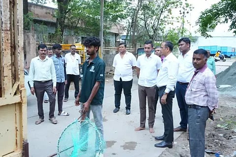 ದಾವಣಗೆರೆ ನಗರಪಾಲಿಕೆ ಆರಂಭಿಸಿದ, ಬೀದಿ ನಾಯಿಗಳನ್ನು ಹಿಡಿಯುವ ಕಾರ್ಯಾಚರಣೆ ಸ್ಥಳಕ್ಕೆ ಶಾಸಕ ಸಮರ್ಥ್ ಶಾಮನೂರು ಭೇಟಿ ನೀಡಿ ಪರಿಶೀಲಿಸಿದರು. ಪಾಲಿಕೆ ಆಯುಕ್ತ ಮಹಾಂತೇಶ್, ಜಗದೀಶ್, ಶ್ರೀನಿವಾಸ್ ಇತರರಿದ್ದರು. 