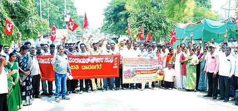 ಸಿಐಟಿಯು ಸಂಯೋಜಿತ ಕರ್ನಾಟಕ ಗ್ರಾಮ ಪಂಚಾಯಿತಿ ನೌಕರರ ಸಂಘದ ಜಿಲ್ಲಾ ಘಟಕದಿಂದ ದಾವಣಗೆರೆಯಲ್ಲಿ ಗುರುವಾರ ಪ್ರತಿಭಟನೆ ನಡೆಸಲಾಯಿತು. 