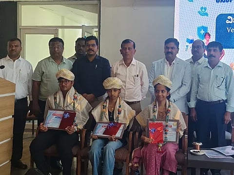 ದಾವಣಗೆರೆ ಹೊರವಲಯದ ರೆಸಾರ್ಟ್‌ನಲ್ಲಿ ಗುರುವಾರ ಹಮ್ಮಿಕೊಂಡಿದ್ದ ವಿಶ್ವ ಪಶು ವೈದ್ಯಕೀಯ ದಿನಾಚರಣೆ ಕಾರ್ಯಕ್ರಮದಲ್ಲಿ ಎಸ್ಸೆಸ್ಸೆಲ್ಸಿ, ಪಿಯು ಪ್ರತಿಭಾವಂತ ವಿದ್ಯಾರ್ಥಿಗಳನ್ನು ಗೌರವಿಸಲಾಯಿತು. ಜಿಲ್ಲಾಧಿಕಾರಿ ಜಿ.ಎಂ. ಗಂಗಾಧರಸ್ವಾಮಿ, ಜಿಪಂ ಸಿಇಒ ಗಿತ್ತೆ ಮಾಧವ ವಿಠ್ಠಲರಾವ್, ಎಸ್ಪಿ ಎಚ್.ಟಿ. ಶೇಖರ್, ಡಾ. ಎಚ್.ಎಂ. ಮಹೇಶ್, ಡಾ. ಜಿ.ಎಂ. ಸಂತೋಷ್ ಇದ್ದರು. 