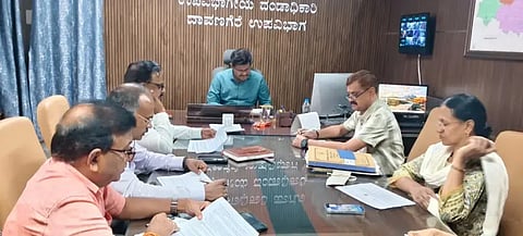 ದಾವಣಗೆರೆಯಲ್ಲಿ ಶನಿವಾರ ಹಮ್ಮಿಕೊಂಡಿದ್ದ, ಪಿ.ಸಿ ಮತ್ತು ಪಿ.ಎನ್.ಡಿ.ಟಿ ಜಿಲ್ಲಾ ಮಟ್ಟದ ಸಲಹಾ ಸಮಿತಿ ಸಭೆಯಲ್ಲಿ ಉಪವಿಭಾಗಾಧಿಕಾರಿ ಸಂತೋಷ್‌ಕುಮಾರ್, ಡಿಎಚ್‌ಒ ಡಾ. ಷಣ್ಮುಖಪ್ಪ, ಡಾ. ಎನ್.ಕೆ. ಕಾಳಪ್ಪನವರ್,ಡಾ.ಮಂಜುನಾಥ ಪಾಟೀಲ್, ಡಾ. ಸುಮಿತ್ರಾ, ಸತ್ಯನಾರಾಯಣ್ ಇದ್ದರು. 