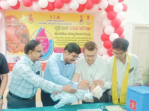 ದಾವಣಗೆರೆಯ ಬಾಷಾ ನಗರದಲ್ಲಿ ಭಾನುವಾರ ರಾಷ್ಟ್ರೀಯ ಪಲ್ಸ್ ಪೋಲಿಯೋ ಅಭಿಯಾನದಲ್ಲಿ ಮಗುವೊಂದಕ್ಕೆ ಜಿಪಂ ಸಿಇಒ ಗಿತ್ತೆ ಮಾಧವ ವಿಠ್ಠಲರಾವ್ ಲಸಿಕೆ ಹಾಕಿದರು. ಡಿಎಚ್‌ಒ ಡಾ. ಷಣ್ಮುಖಪ್ಪ, ಡಾ. ರೇಣುಕಾರಾಧ್ಯ, ಮುಖಂಡ ಆದಿಲ್‌ಖಾನ್ ಇದ್ದರು.