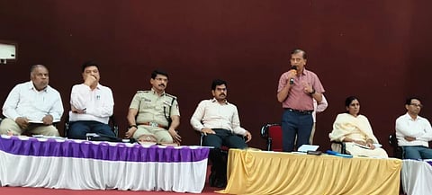 ದಾವಣಗೆರೆಯಲ್ಲಿ ಶನಿವಾರ, ರೈತ ಮುಖಂಡರೊಂದಿಗೆ ಹಮ್ಮಿಕೊಂಡಿದ್ದ ಸಭೆಯಲ್ಲಿ ಜಿಲ್ಲಾಧಿಕಾರಿ ಜಿ.ಎಂ. ಗಂಗಾಧರಸ್ವಾಮಿ ಮಾತನಾಡಿದರು. ಜಿಪಂ ಸಿಇಒ ಗಿತ್ತೆ ಮಾಧವ ವಿಠ್ಠಲರಾವ್, ಎಎಸ್ಪಿ ಪರಮೇಶ್ವರ ಹೆಗಡೆ, ಕೆ. ಜಿಯಾವುಲ್ಲಾ,  ರಾಘವೇಂದ್ರ ಪ್ರಸಾದ್ ಇತರರಿದ್ದರು. 